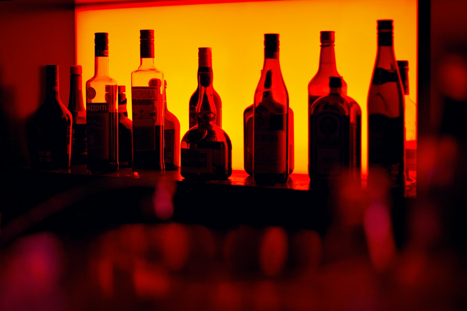 Gros plan sur une table et des verres