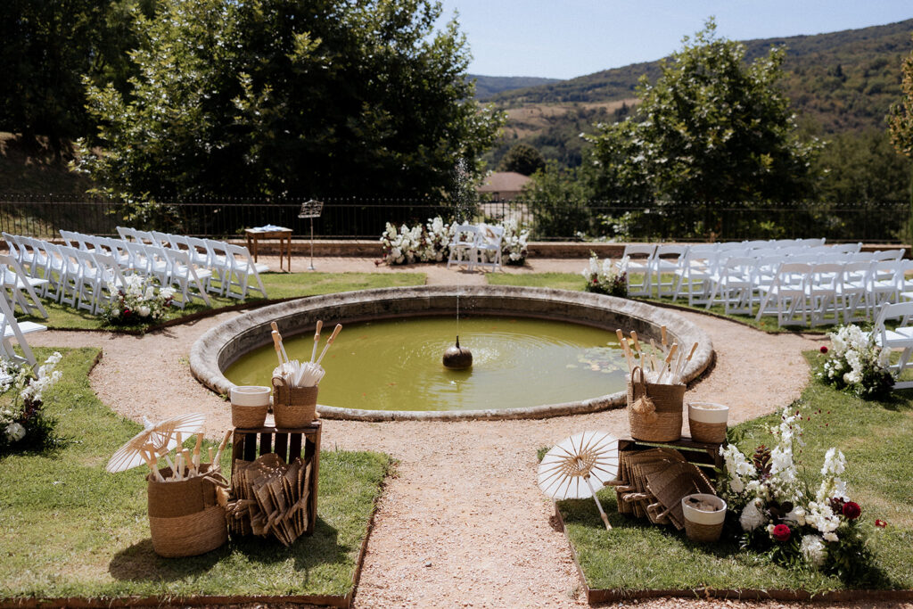 Jardin du Domaine et son bassin, installés pour une cérémonie